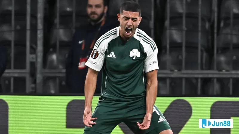 Cầu thủ Panathinaikos với sự quyết tâm vượt qua hàng phòng ngự của G.A. Eagles…